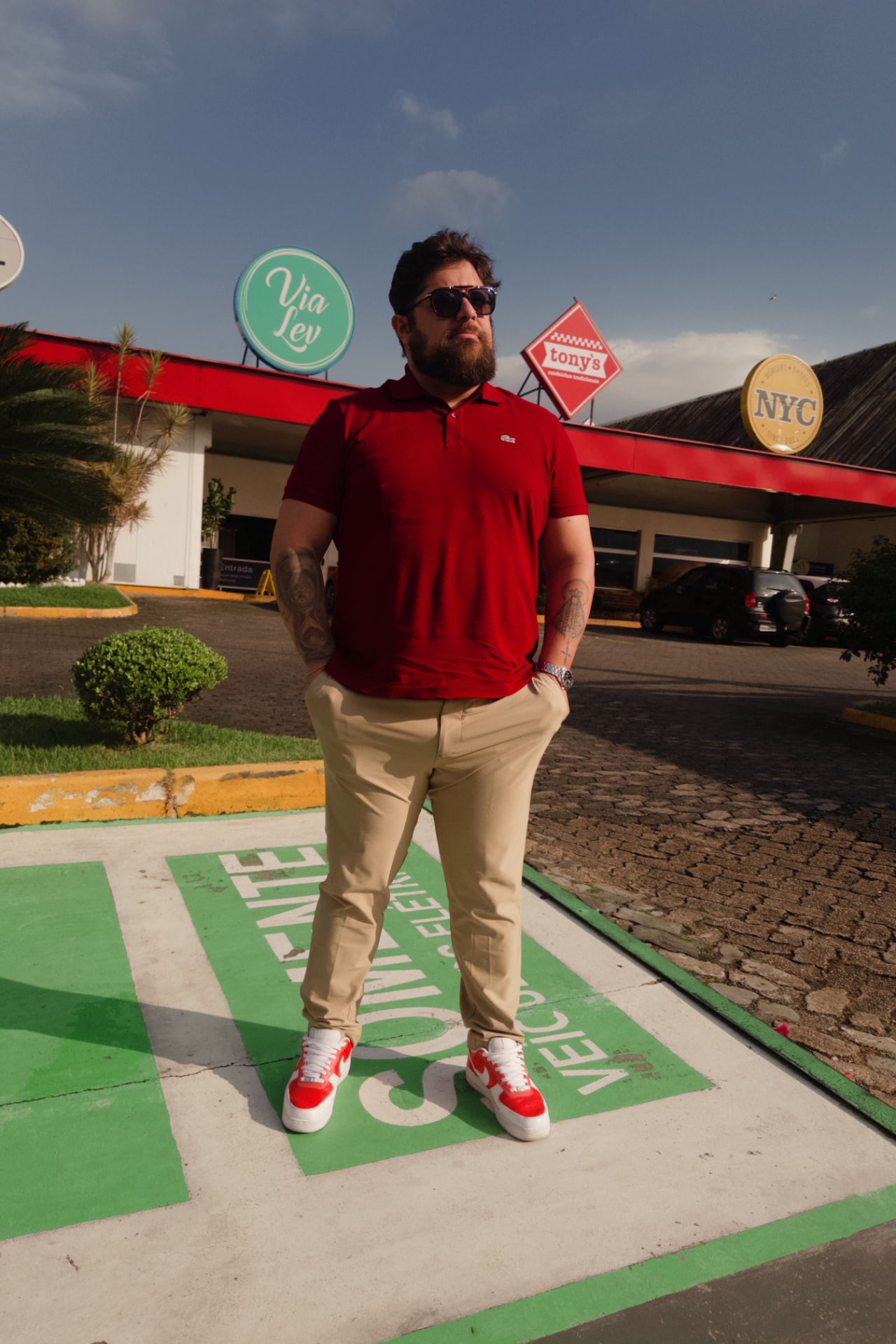 Erike Halley em frente a uma estação de veículos elétricos